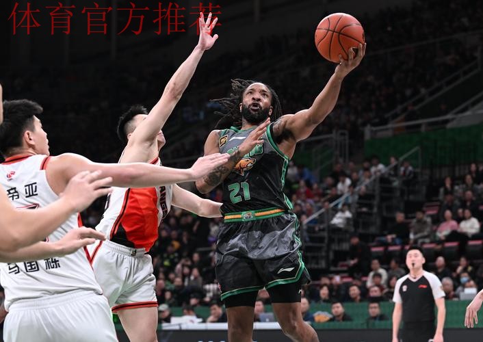 威尔斯半场出战16分钟，8中5得到13分4板1助攻